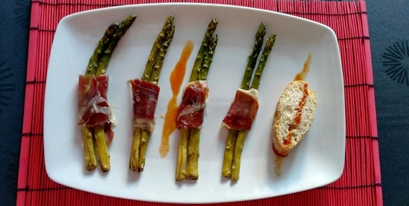 Espárragos trigueros con jamón ibérico