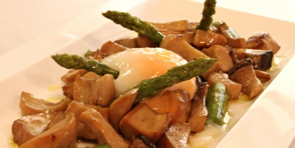 Revuelto de espárragos, boletus y foie con huevo a 65º