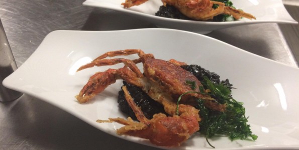 Arroz negro con cangrejo de concha blanda