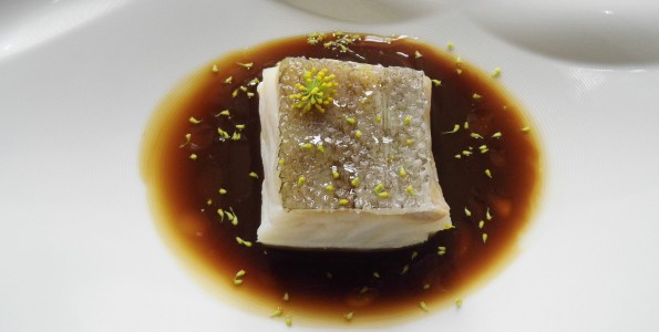 Bacalao con jugo de tuétano de cochino negro y flor de hinojo silvestre