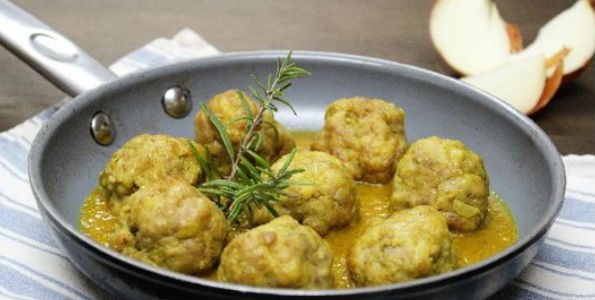 Albóndigas de pollo con salsa curry