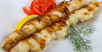 El Anticucho de Pescado se consolida como la nueva estrella de la parrilla global